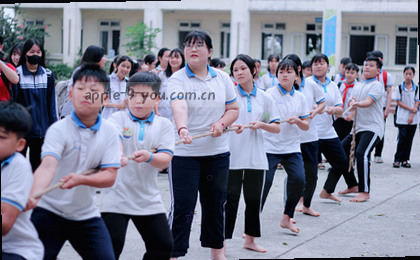 儿童乐园里的旋转木马上欢笑
